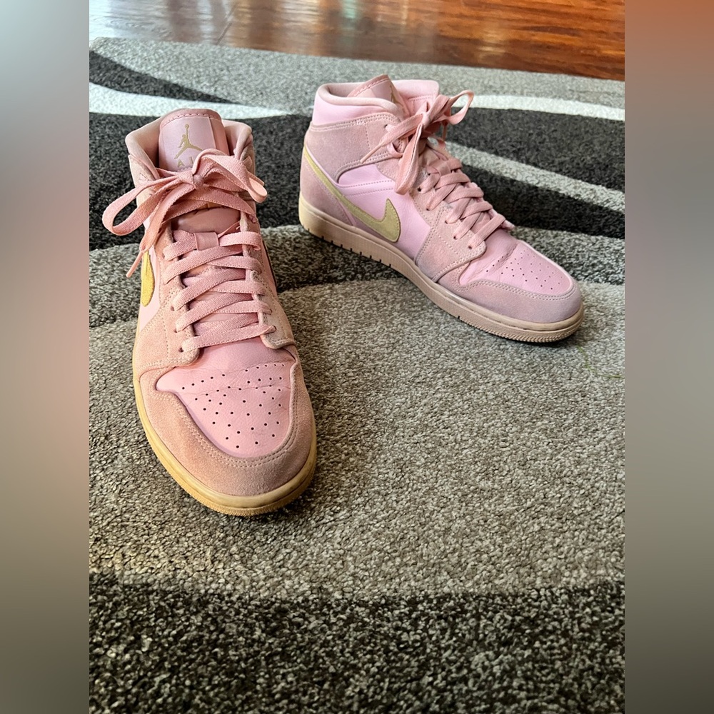 Nike Air Jordan 1 mid-top coral stardust/gold color way